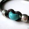 N3054c_bracelet_cuir_et_perle_truquoise_fermoir_aimante