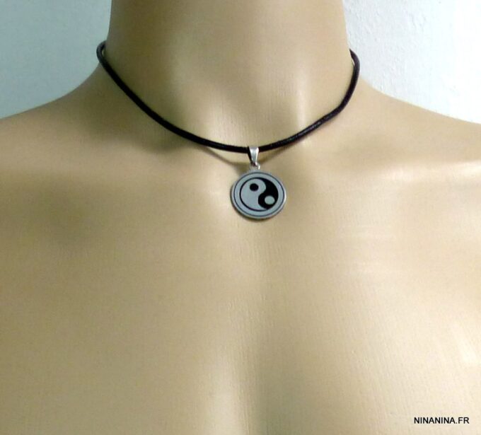 N3067tere_collier_cordon_cuir_yin_yang_acier_inoxydable