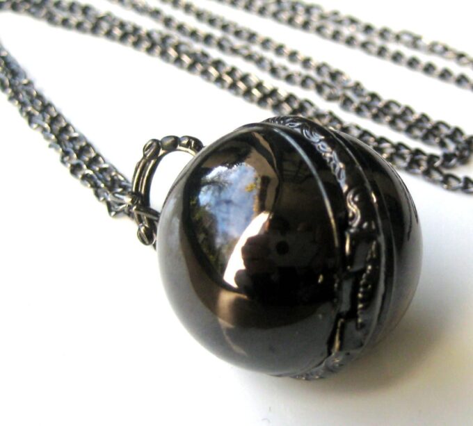 N3204d_collier_montre_gousse_boule_noir-4