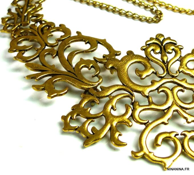 N3208tera_collier_plastron_volutes_metal_dore-1