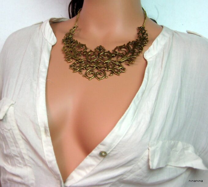 N3208terd_collier_plastron_metal_dore_or-2