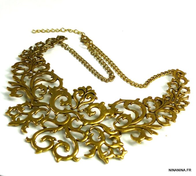 N3208teri_collier_plastron_volutes_metal_dore-2