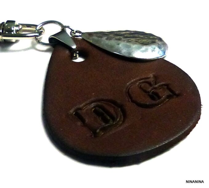 N3217ter_Porte-cle_femme_bijou_de_sac_goutte_cuir_personnalise_INITIALES