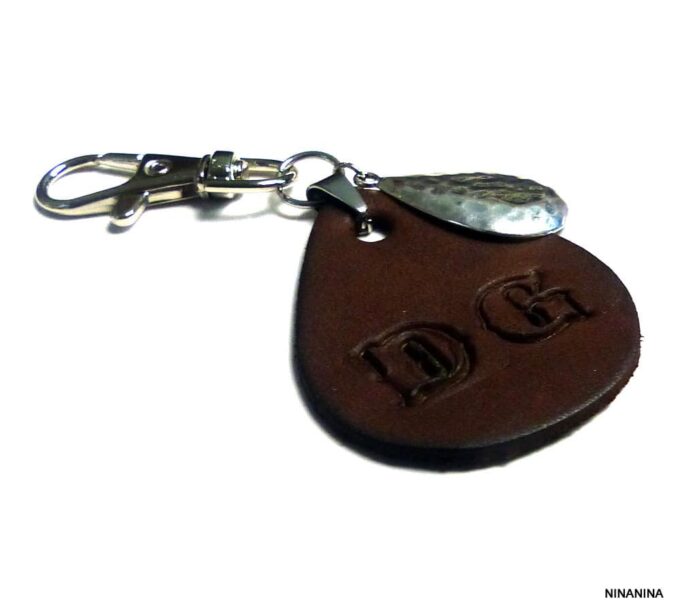 N3217tera_Porte-cle_femme_bijou_de_sac_goutte_cuir_personnalise_INITIALES