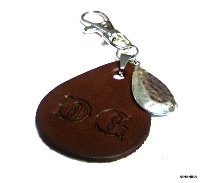 N3217terb_Porte-cle_femme_bijou_de_sac_goutte_cuir_personnalise_INITIALES