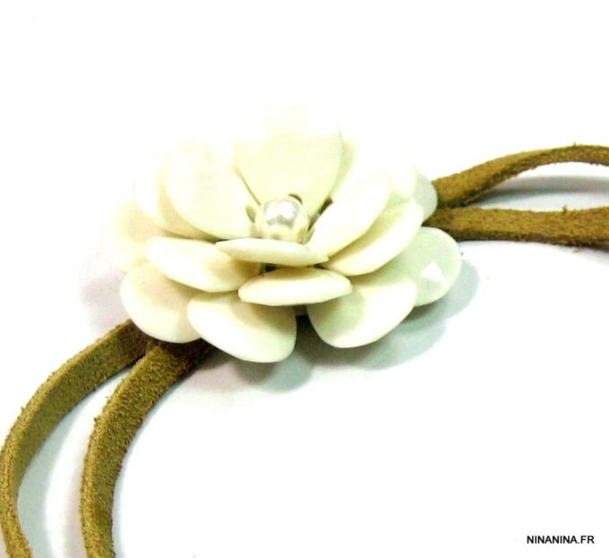 N3228tera_collier_cordon_daim_fleur_nacre
