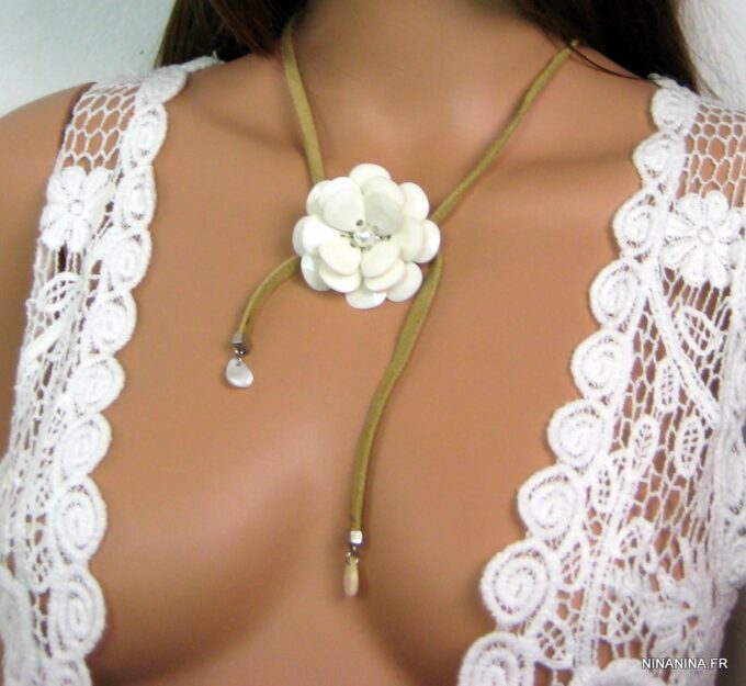 N3228teri_collier_cordon_daim_fleur_nacre