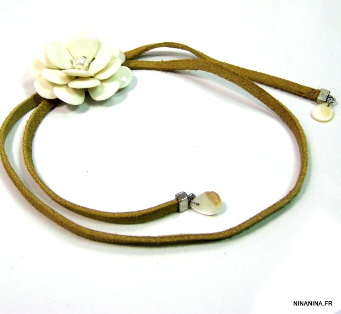 N3228terr_collier_cordon_daim_fleur_nacre