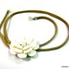 N3228ters_collier_cordon_daim_fleur_nacre