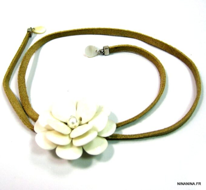 N3228ters_collier_cordon_daim_fleur_nacre