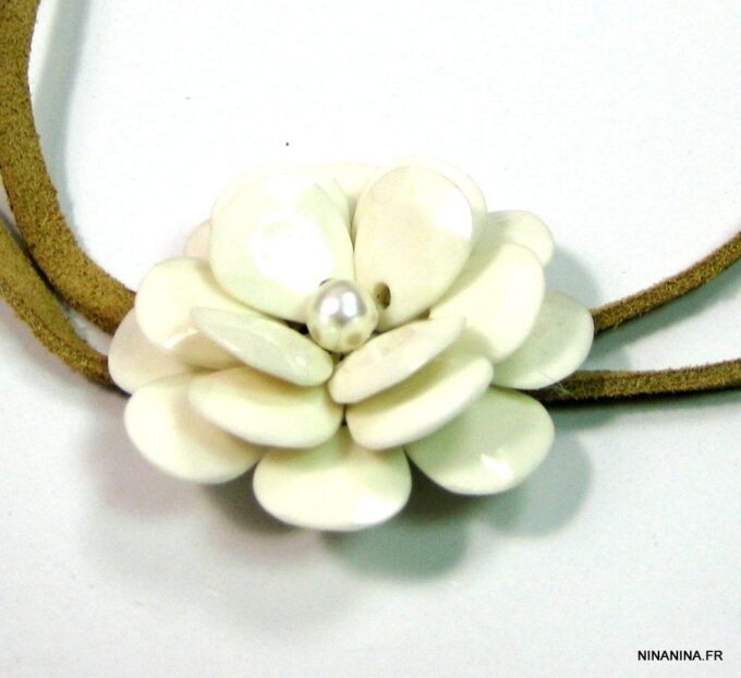 N3228tert_collier_cordon_daim_fleur_nacre