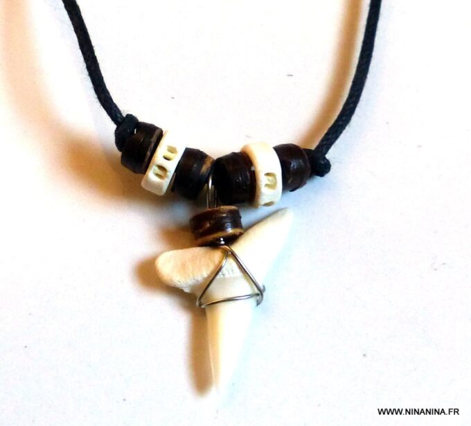 N3303a_Collier_homme_cordon_coton_cire_dent_de_requin_et_perles_bois_-_Bijoux_en_ligne_NINANINA
