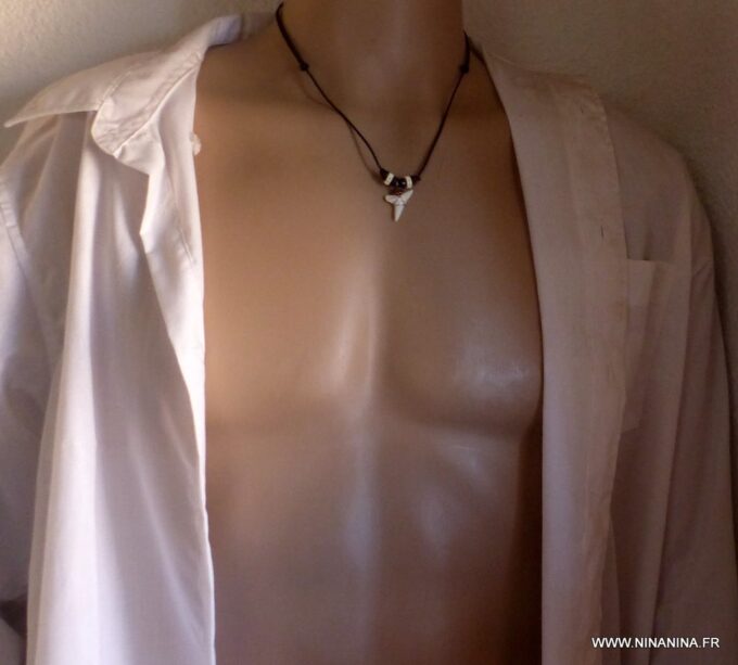 N3303b_Collier_homme_cordon_coton_cire_dent_de_requin_et_perles_bois_-_Bijoux_en_ligne_NINANINA