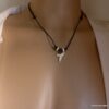 N3303d_Collier_homme_cordon_coton_cire_dent_de_requin_et_perles_bois_-_Bijoux_en_ligne_NINANINA