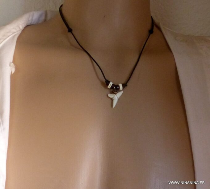 N3303d_Collier_homme_cordon_coton_cire_dent_de_requin_et_perles_bois_-_Bijoux_en_ligne_NINANINA