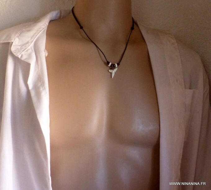 N3303e_Collier_homme_cordon_coton_cire_dent_de_requin_et_perles_bois_-_Bijoux_en_ligne_NINANINA