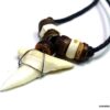 N3303tera_collier_cordon_dent_de_requin_perles_bois