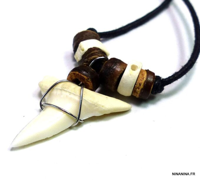 N3303tera_collier_cordon_dent_de_requin_perles_bois