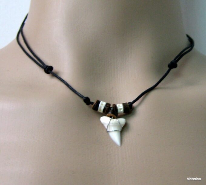 N3303terc_collier_cordon_dent_de_requin