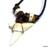 N3303terc_collier_cordon_dent_de_requin_perles_bois