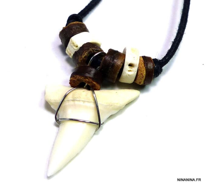N3303terc_collier_cordon_dent_de_requin_perles_bois