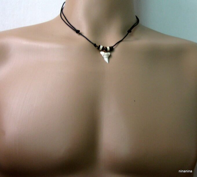 N3303terd_collier_cordon_dent_de_requin