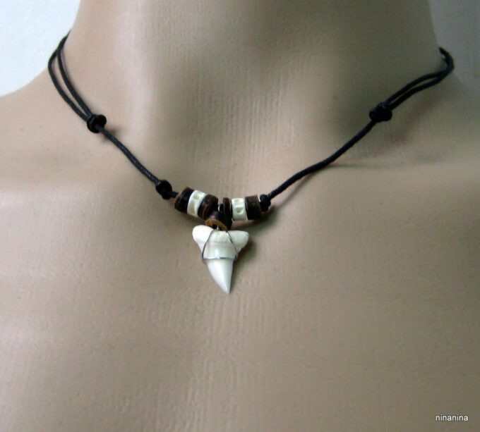 N3303tere_collier_cordon_dent_de_requin