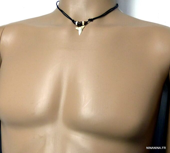 N3303tere_collier_cordon_dent_de_requin_perles_bois