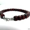 N3354a_Bracelet_homme_perles_bois_marron_carrees_cordon_cuir_fermoir_acier_mousqueton