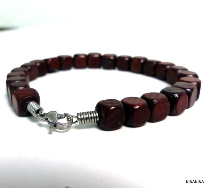 N3354a_Bracelet_homme_perles_bois_marron_carrees_cordon_cuir_fermoir_acier_mousqueton