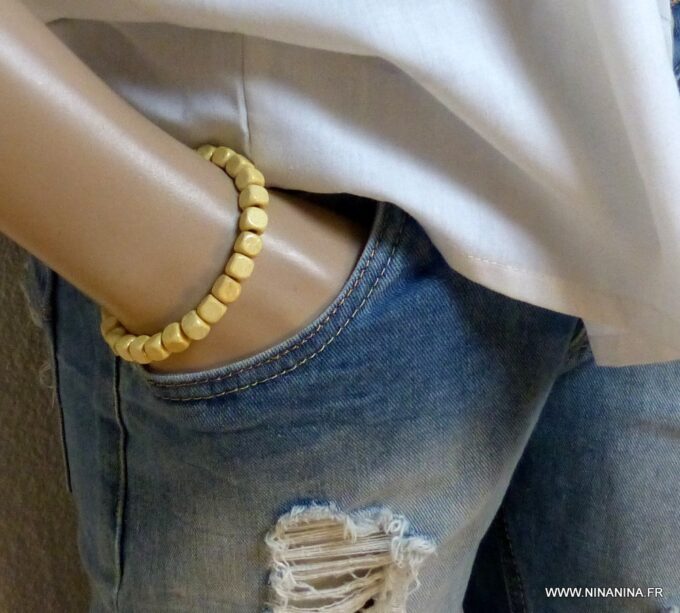 N3354b_Bracelet_homme_cordon_cuir_perles_bois_carrees_blanc_casse_ivoire_NINANINA-1