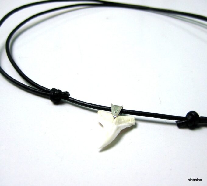 N3411terb_collier_homme_cordon_cuir_dent_de_requin