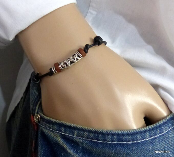 N3502d_Bracelet_homme_cordon_cuir_perles_bois_tube_metal_argent