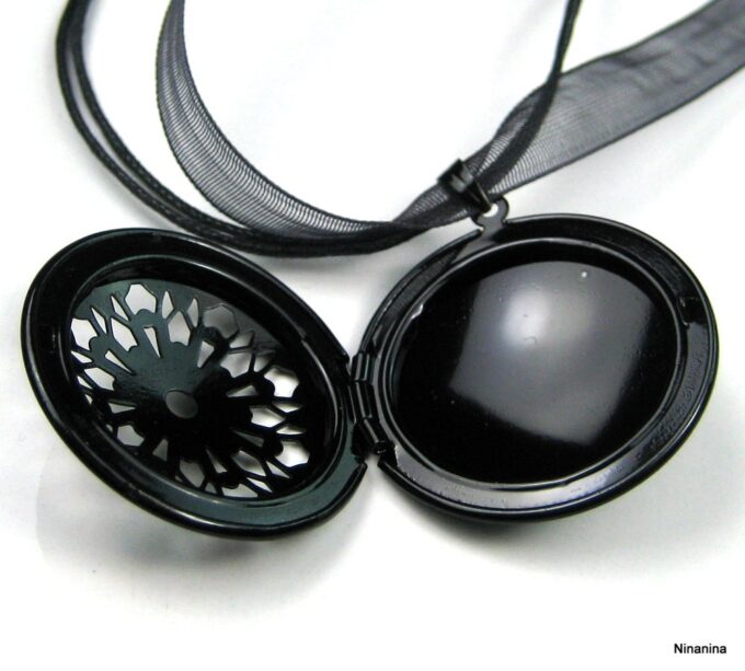 N3537c_collier_porte-photo_organza_et_metal_noir