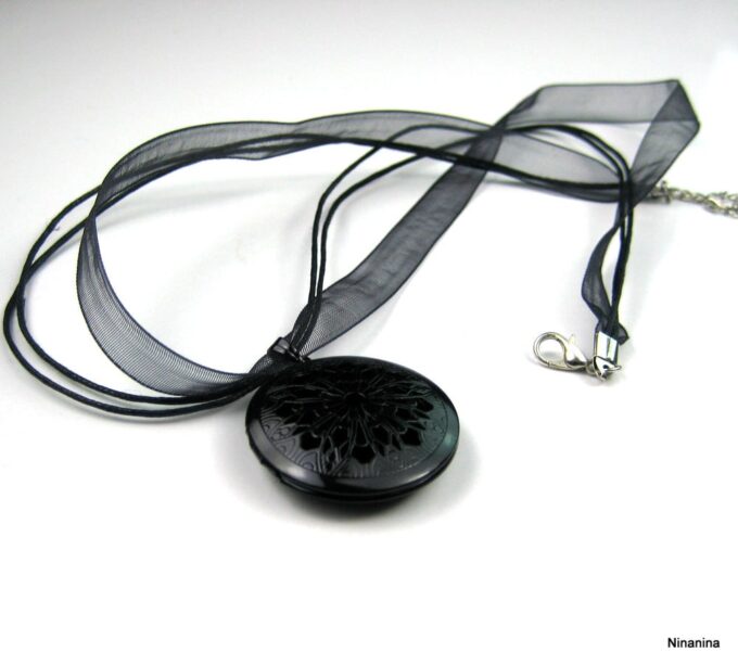 N3537d_collier_porte-photo_organza_et_metal_noir