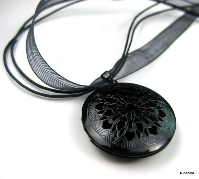 N3537e_collier_porte-photo_organza_et_metal_noir
