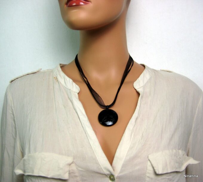 N3537h_collier_porte-photo_organza_et_metal_noir