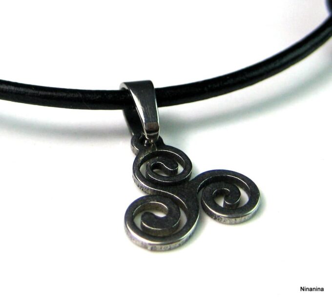 N3557a_bracelet_cordon_cuir_et_triskel_acier