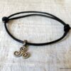 N3557f_Bracelet_femme_triskel_acier_inoxydable_argente_et_cordon_cuir_-_Bijoux_Bracelets_en_ligne_Ninanina