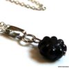 N3607b_Collier_de_dos_fleur_noire_metal_argente_-_Bijoux_en_ligne_Ninanina