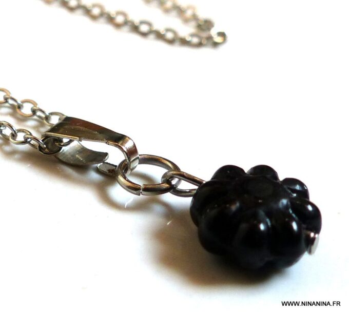 N3607b_Collier_de_dos_fleur_noire_metal_argente_-_Bijoux_en_ligne_Ninanina