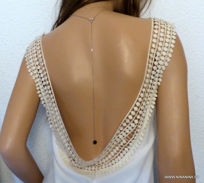 N3607q_Collier_de_dos_fleur_noire_metal_argente_-_Bijoux_en_ligne_Ninanina