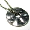 N3673a_collier_disque_metal_argente_martele