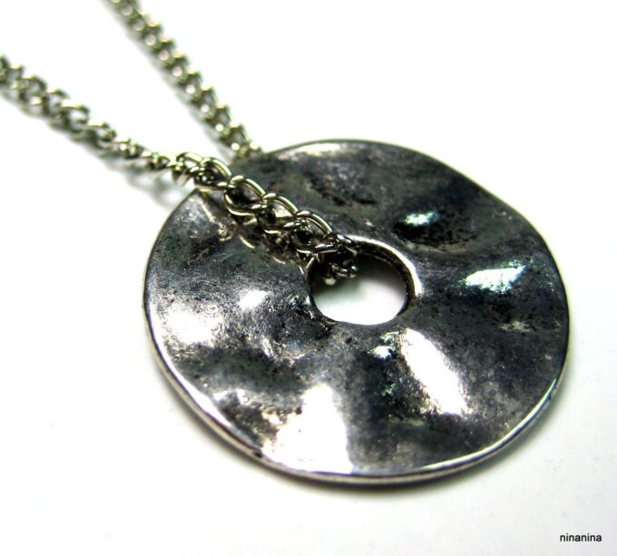 N3673a_collier_disque_metal_argente_martele
