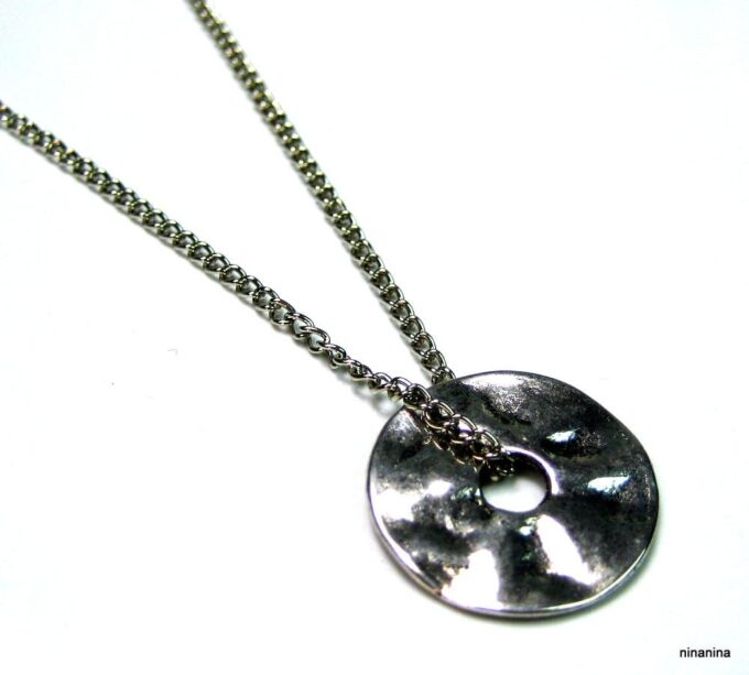 N3673b_collier_disque_metal_argente_martele