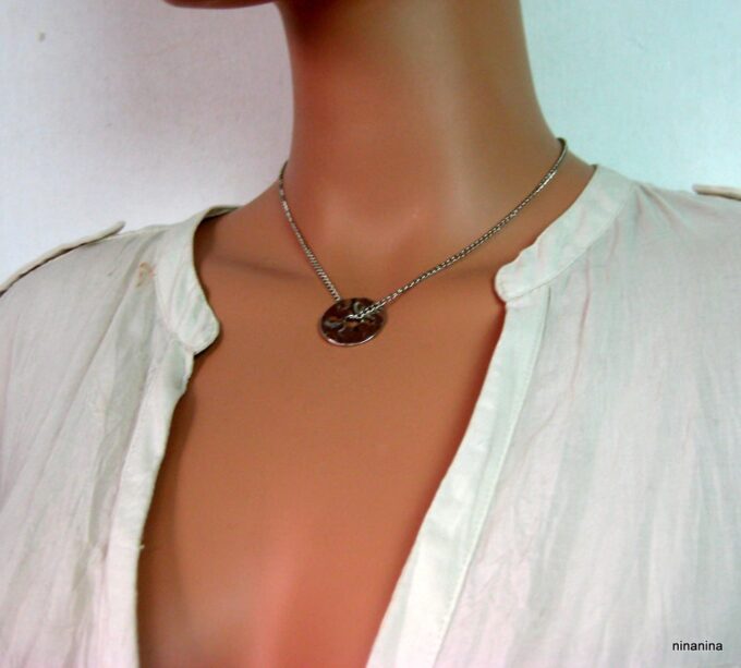 N3673c_collier_disque_metal_argente_martele