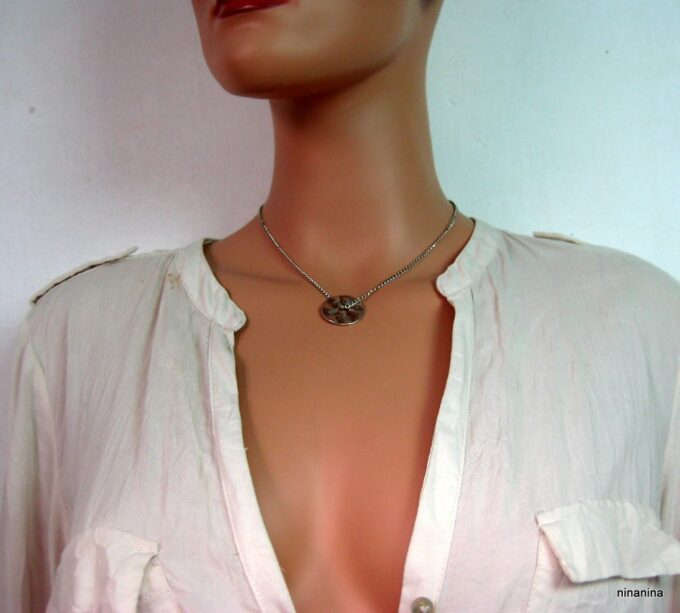 N3673d_collier_disque_metal_argente_martele