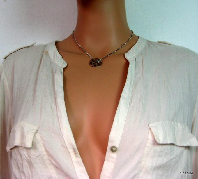 N3673e_collier_disque_metal_argente_martele