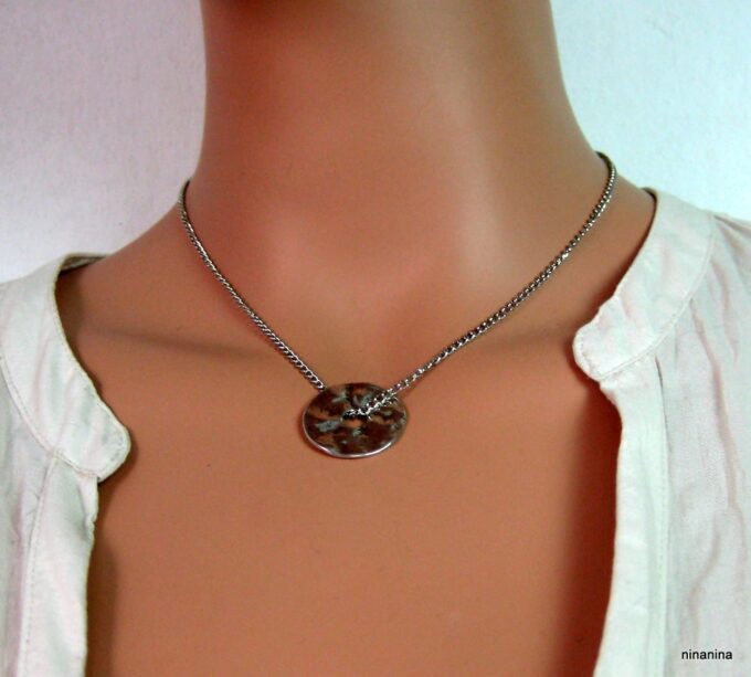N3673f_collier_disque_metal_argente_martele