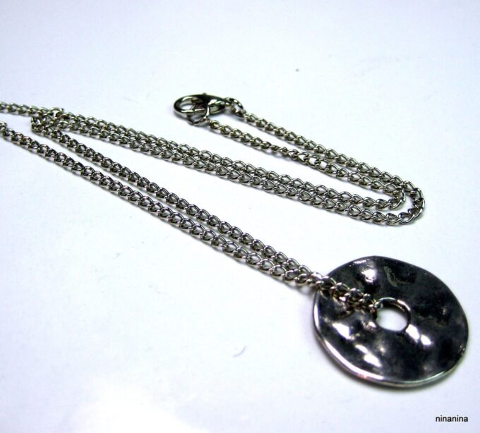 N3673g_collier_disque_metal_argente_martele
